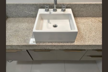 Apartamento à venda com 98m², 2 quartos e 2 vagas Apartamento à venda com 98m², 2 quartos e 2 vagasBanheiro da Suíte