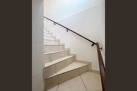 Casa de condomínio para alugar com 70m², 2 quartos e 1 vagaEscada