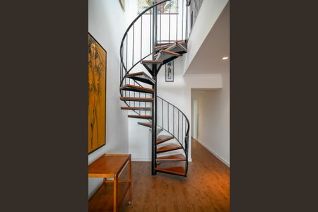 Apartamento para alugar com 210m², 3 quartos e 2 vagas Apartamento para alugar com 210m², 3 quartos e 2 vagasEscada