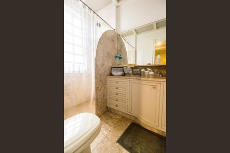 Casa de condomínio para alugar com 840m², 4 quartos e 3 vagas Casa de condomínio para alugar com 840m², 4 quartos e 3 vagasBanheiro da Suíte 2