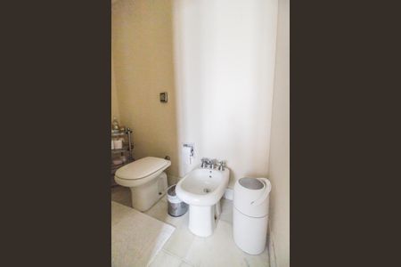 Casa de condomínio para alugar com 840m², 4 quartos e 3 vagas Casa de condomínio para alugar com 840m², 4 quartos e 3 vagasBanheiro da Suíte 6