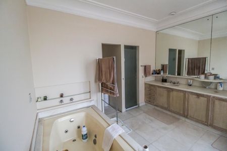 Casa de condomínio para alugar com 840m², 4 quartos e 3 vagas Casa de condomínio para alugar com 840m², 4 quartos e 3 vagasBanheiro da Suíte 6