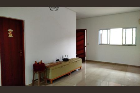 Casa à venda com 240m², 3 quartos e 2 vagas Casa à venda com 240m², 3 quartos e 2 vagasSala