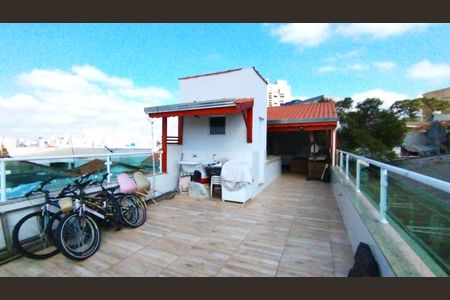 Casa à venda com 240m², 3 quartos e 2 vagas Casa à venda com 240m², 3 quartos e 2 vagasTerraço