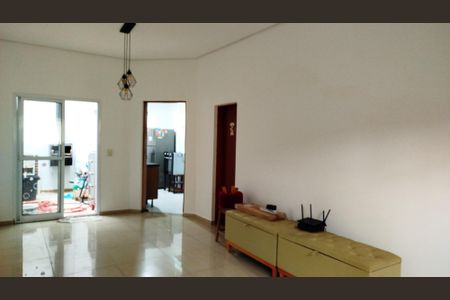 Casa à venda com 240m², 3 quartos e 2 vagas Casa à venda com 240m², 3 quartos e 2 vagasSala