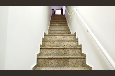 Casa à venda com 240m², 3 quartos e 2 vagas Casa à venda com 240m², 3 quartos e 2 vagasEscada