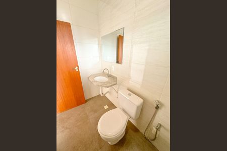 Casa para alugar com 35m², 1 quarto e 2 vagasBanheiro social