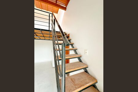 Casa para alugar com 35m², 1 quarto e 2 vagasEscada