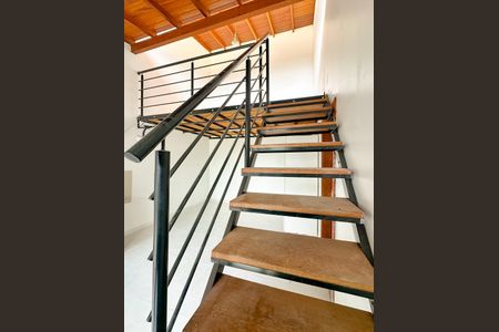 Casa para alugar com 35m², 1 quarto e 2 vagasEscada