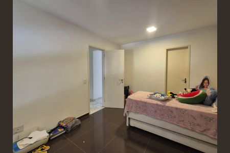 Casa de condomínio à venda com 196m², 4 quartos e 2 vagasSuíte