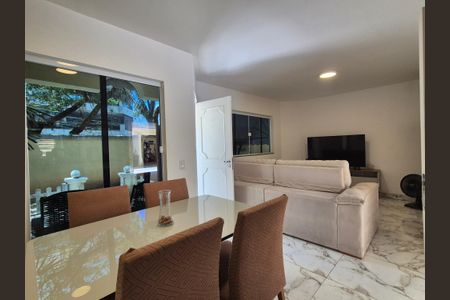 Sala de casa de condomínio à venda com 4 quartos, 196m² em Recreio dos Bandeirantes, Rio de Janeiro