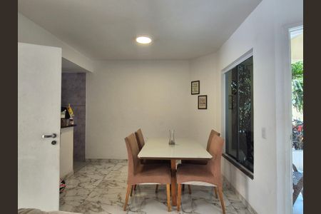 Casa de condomínio à venda com 196m², 4 quartos e 2 vagasSala