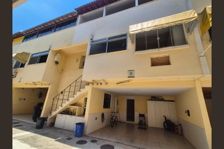 Casa de condomínio à venda com 196m², 4 quartos e 2 vagasFachada