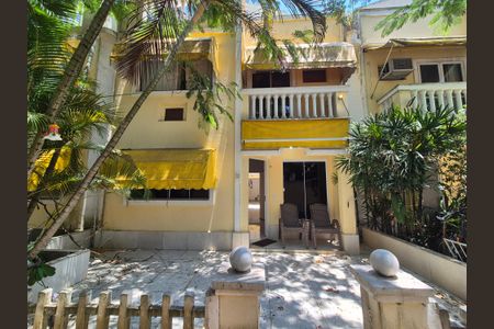 Casa de condomínio à venda com 196m², 4 quartos e 2 vagasFachada