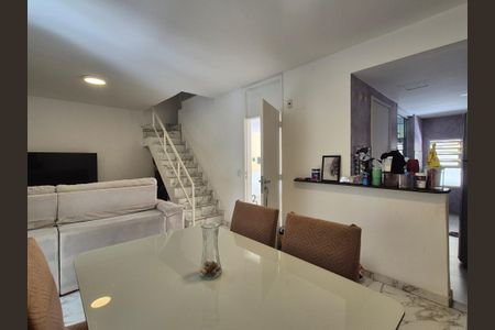 Casa de condomínio à venda com 196m², 4 quartos e 2 vagasSala