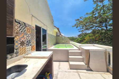 Casa de condomínio à venda com 196m², 4 quartos e 2 vagasÁrea externa