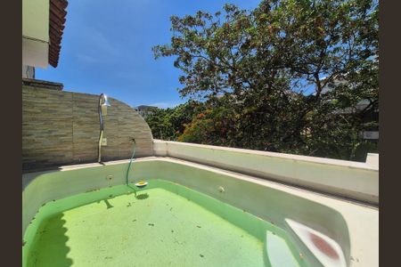 Casa de condomínio à venda com 196m², 4 quartos e 2 vagasÁrea externa