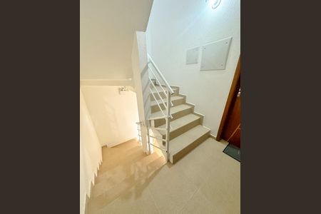Apartamento para alugar com 72m², 2 quartos e 1 vagaEscada