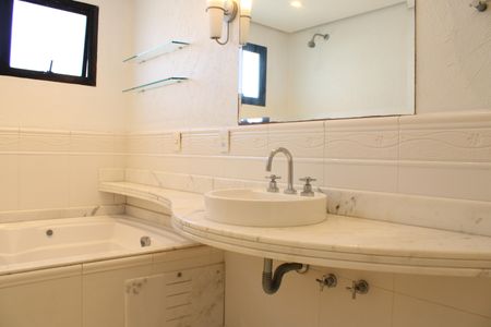 Apartamento à venda com 230m², 4 quartos e 3 vagasBanheiro da Suíte 1