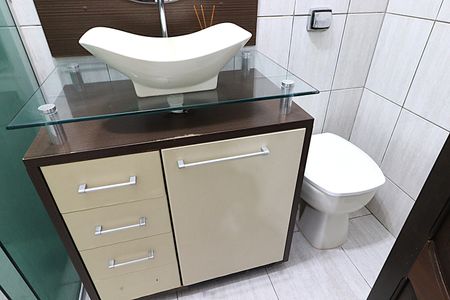 Banheiro de apartamento para alugar com 2 quartos, 45m² em Floresta, Porto Alegre