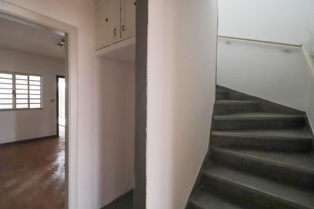 Casa para alugar com 130m², 2 quartos e 1 vaga Casa para alugar com 130m², 2 quartos e 1 vagaEscada