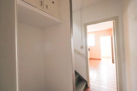 Casa para alugar com 130m², 2 quartos e 1 vaga Casa para alugar com 130m², 2 quartos e 1 vagaEscada