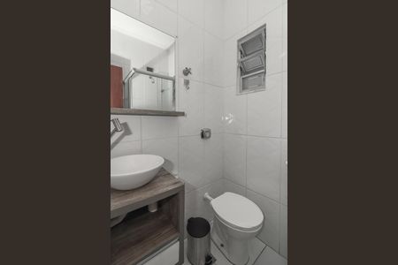 Banheiro de apartamento para alugar com 2 quartos, 54m² em São João, Porto Alegre