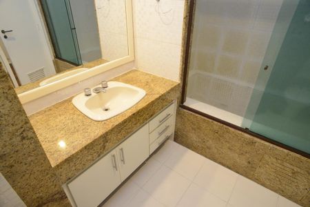 Apartamento à venda com 185m², 4 quartos e 3 vagasBanheiro da Suíte 2