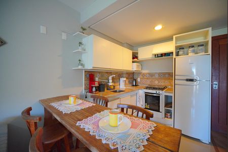 Cozinha de apartamento para alugar com 1 quarto, 55m² em Lagoa da Conceição, Florianópolis