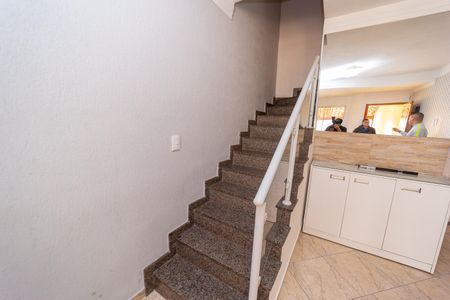 Casa à venda com 75m², 2 quartos e 2 vagas Casa à venda com 75m², 2 quartos e 2 vagasEscada