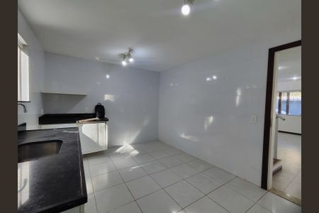 Casa de condomínio à venda com 180m², 4 quartos e 2 vagasCozinha