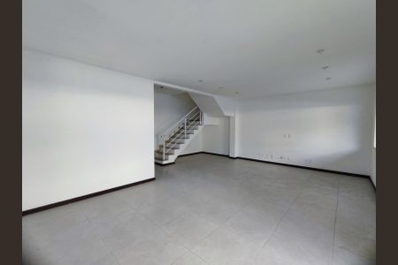 Casa de condomínio à venda com 180m², 4 quartos e 2 vagasSala