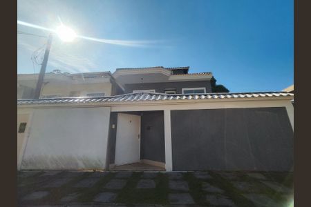 Casa de condomínio à venda com 180m², 4 quartos e 2 vagasFachada