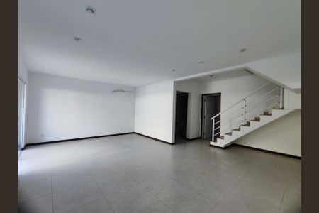 Casa de condomínio à venda com 180m², 4 quartos e 2 vagasSala
