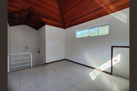 Casa de condomínio à venda com 180m², 4 quartos e 2 vagasSótão