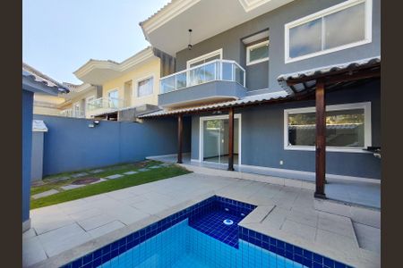 Casa de condomínio à venda com 180m², 4 quartos e 2 vagasÁrea externa