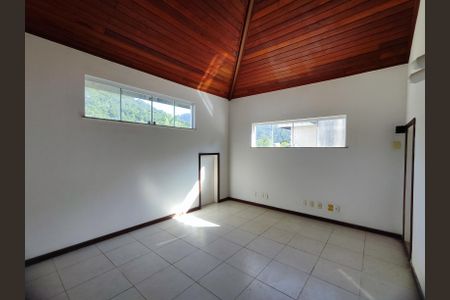 Casa de condomínio à venda com 180m², 4 quartos e 2 vagasSótão