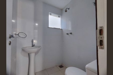 Casa de condomínio à venda com 180m², 4 quartos e 2 vagasBanheiro de serviço