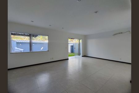 Casa de condomínio à venda com 180m², 4 quartos e 2 vagasSala