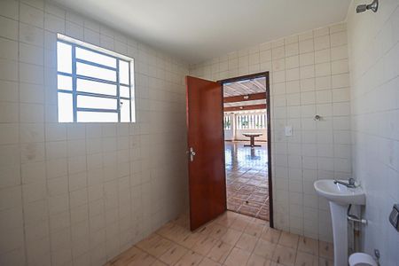 Casa à venda com 328m², 3 quartos e 6 vagasBanheiro de Serviço