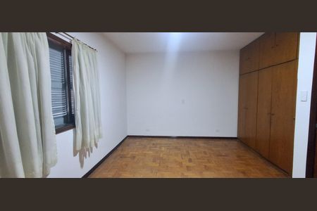 Casa à venda com 328m², 3 quartos e 6 vagas Casa à venda com 328m², 3 quartos e 6 vagasQuarto 2