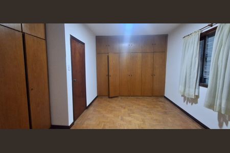 Casa à venda com 328m², 3 quartos e 6 vagas Casa à venda com 328m², 3 quartos e 6 vagasQuarto 2