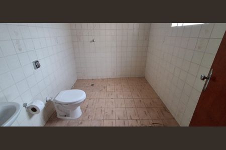 Casa à venda com 328m², 3 quartos e 6 vagas Casa à venda com 328m², 3 quartos e 6 vagasBanheiro Social 2