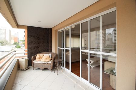 Apartamento à venda com 137m², 3 quartos e 3 vagas Apartamento à venda com 137m², 3 quartos e 3 vagasVaranda