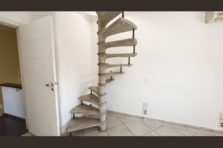 Casa à venda com 400m², 5 quartos e 3 vagasEscada