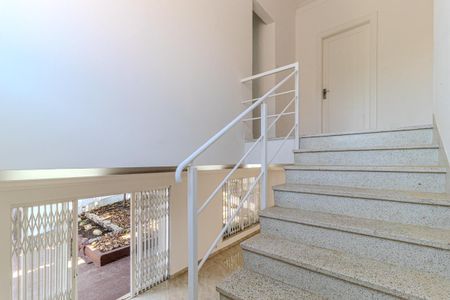 Casa para alugar com 350m², 4 quartos e 6 vagasEscada