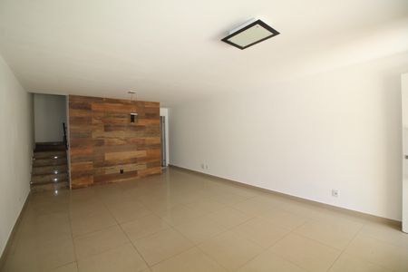 Sala de casa de condomínio à venda com 3 quartos, 140m² em Freguesia , Rio de Janeiro