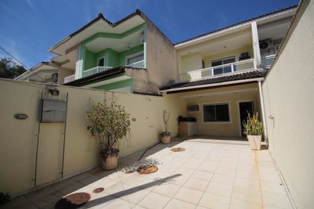 Casa de condomínio à venda com 140m², 3 quartos e 1 vagaFachada Interna