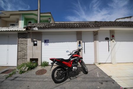 Casa de condomínio à venda com 140m², 3 quartos e 1 vagaFachada com Placa