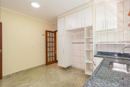 Casa para alugar com 210m², 4 quartos e 2 vagas Casa para alugar com 210m², 4 quartos e 2 vagasCozinha
